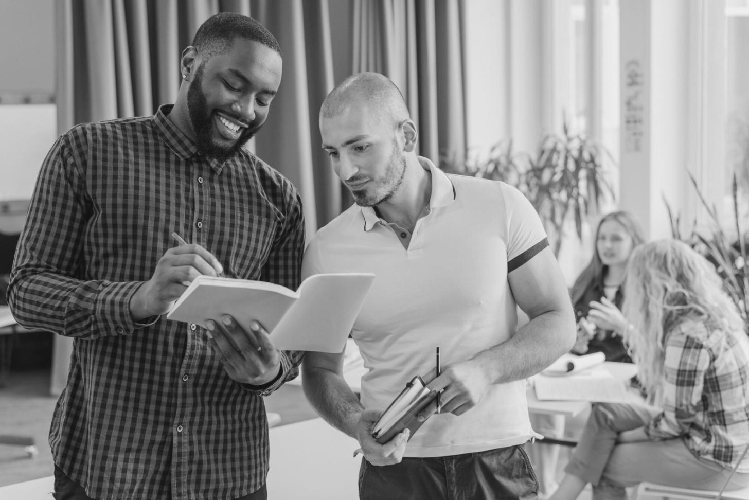 Équipe collaborative travaillant sur des projets financiers innovants